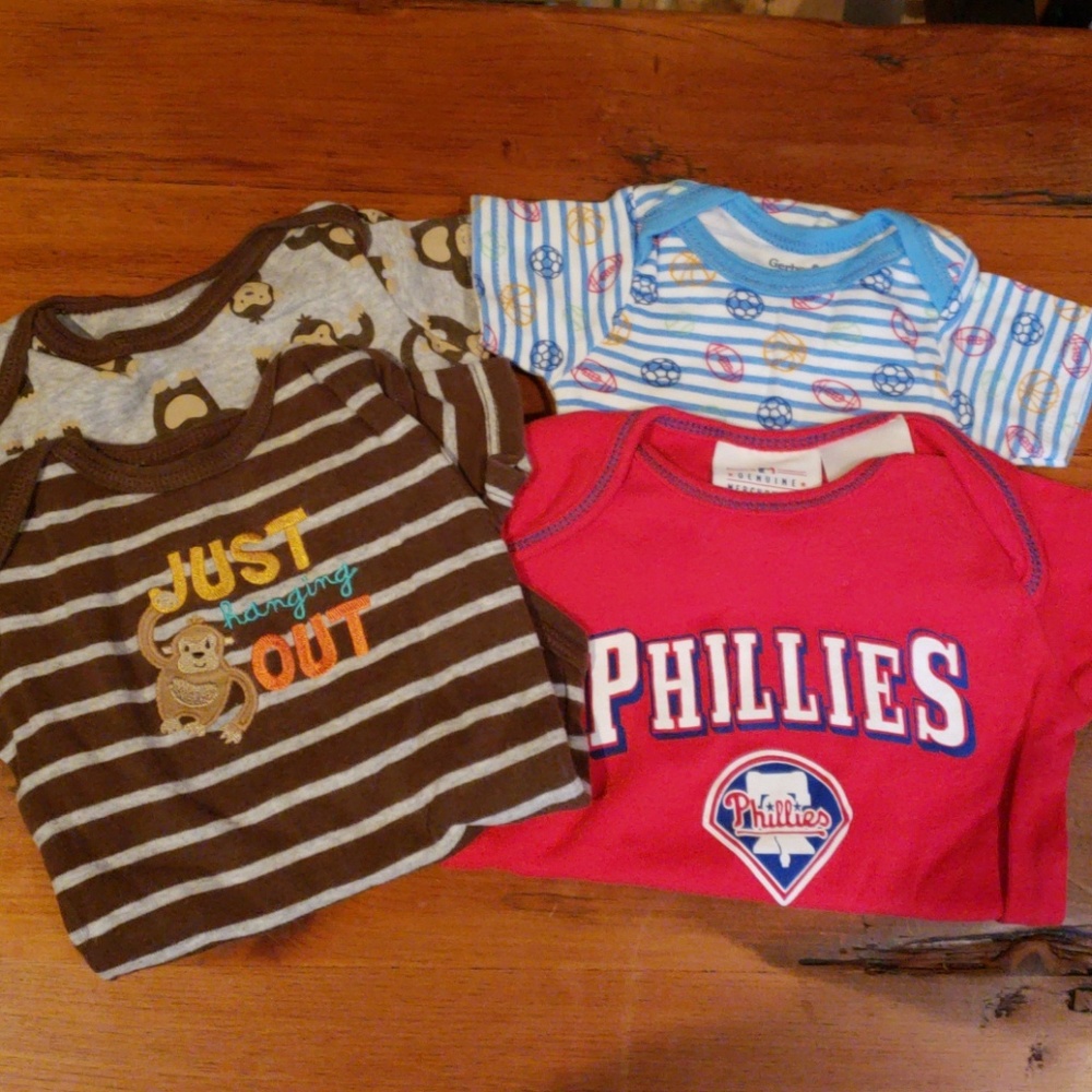 Bundle of 4 onesies- 0-3 month